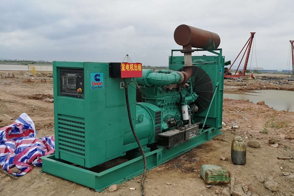大橋局租用兩臺(tái)康明斯發(fā)電機(jī)組施工